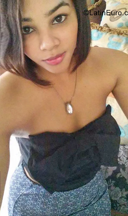 Date this pretty Dominican Republic girl Valeria from Santo Domingo DO31166