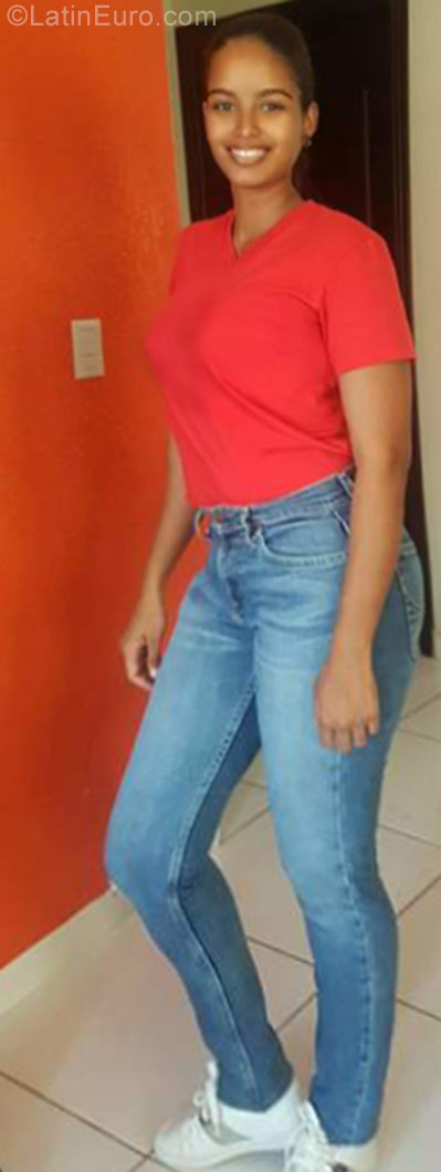 Date this attractive Honduras girl Susi from La Ceiba HN2426