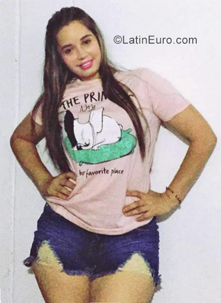 Date this nice looking Colombia girl Estefania from Barranquilla CO23175