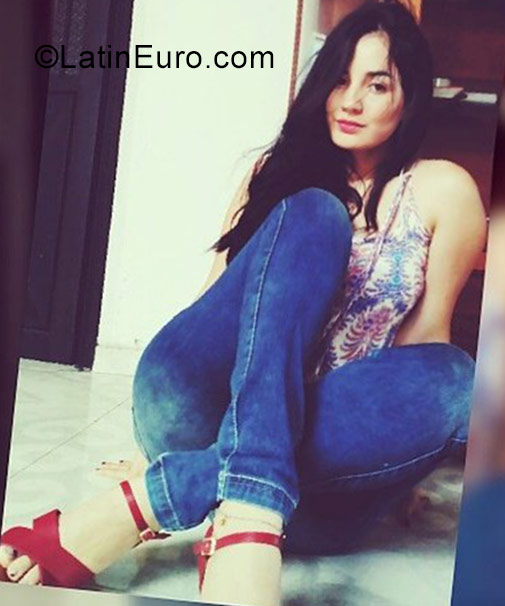 Date this hot Colombia girl Fernanda from Cali CO23257