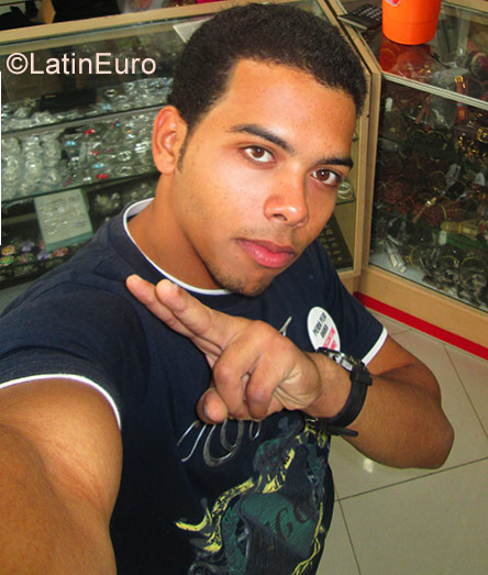 Date this pretty Dominican Republic man Sandi from Santo Domingo DO31772