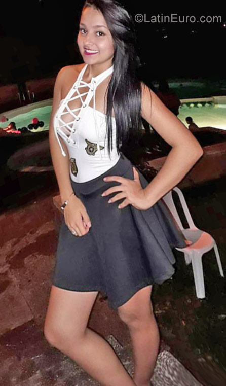 Date this foxy Colombia girl Natalia from Pereira CO23538