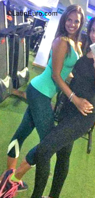 Date this pretty Venezuela girl Haydy from Maiquetia VE1464