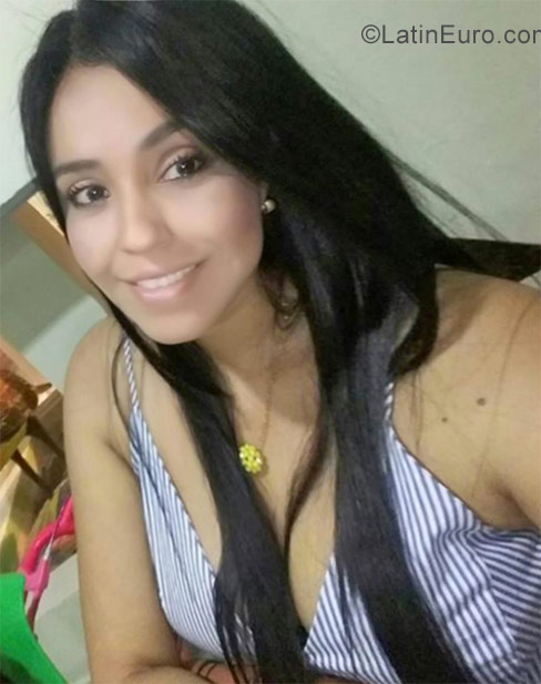 Date this attractive Colombia girl Paola from Cali CO23640
