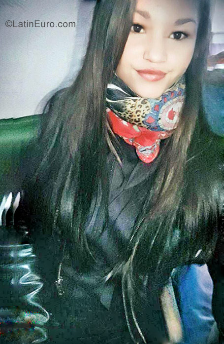 Date this beautiful Argentina girl Laura from Buenos Aires AR133