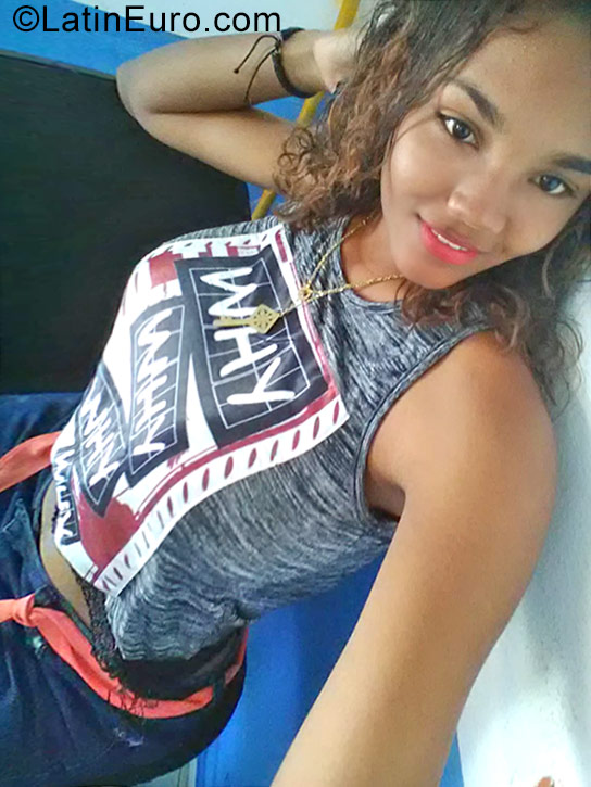 Date this tall Dominican Republic girl Neraliza from Santiago DO32021