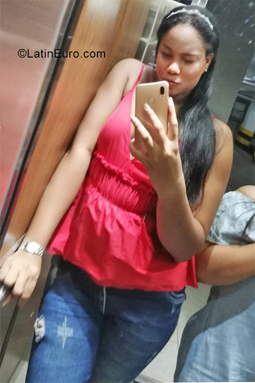 Date this hard body Colombia girl Lina from Monteria CO23683