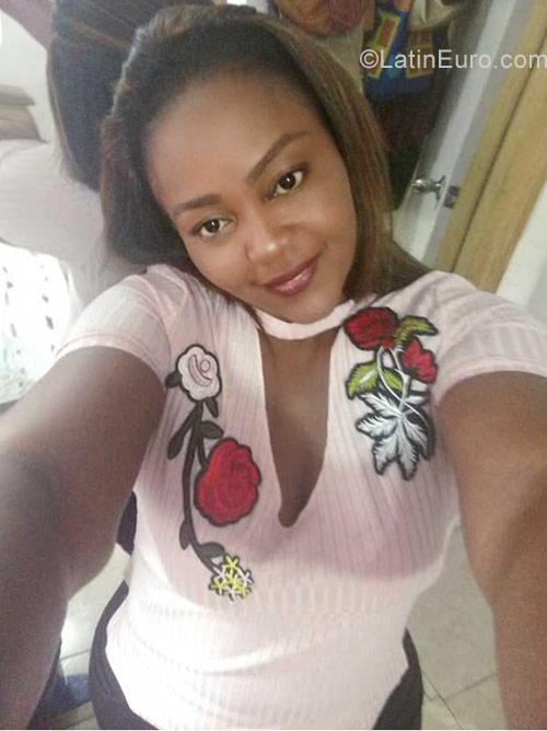 Date this pretty Colombia girl Open from Medellin CO23753