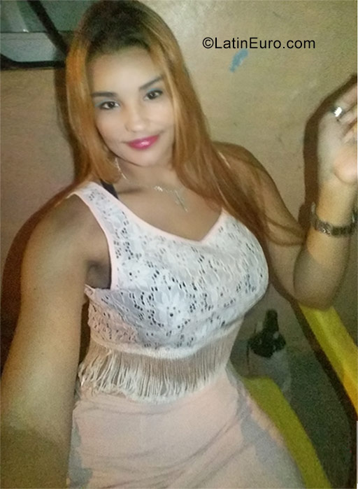 Date this foxy Dominican Republic girl Yoselin from Santo Domingo DO32255