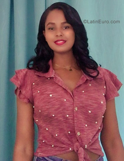 Date this athletic Dominican Republic girl Loren from Santo Domingo DO36698