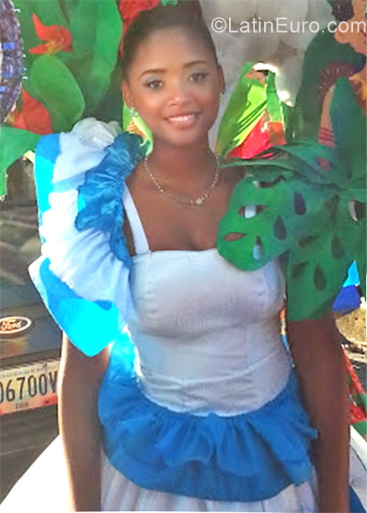 Date this foxy Venezuela girl Michelle from caracas VE1590