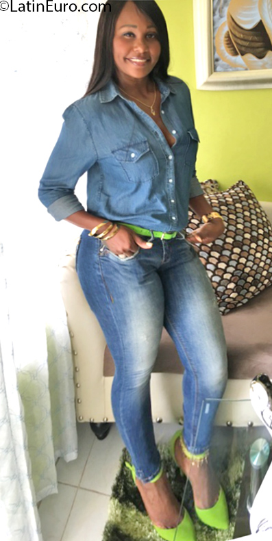 Date this gorgeous Dominican Republic girl Raysa from Santiago DO32306