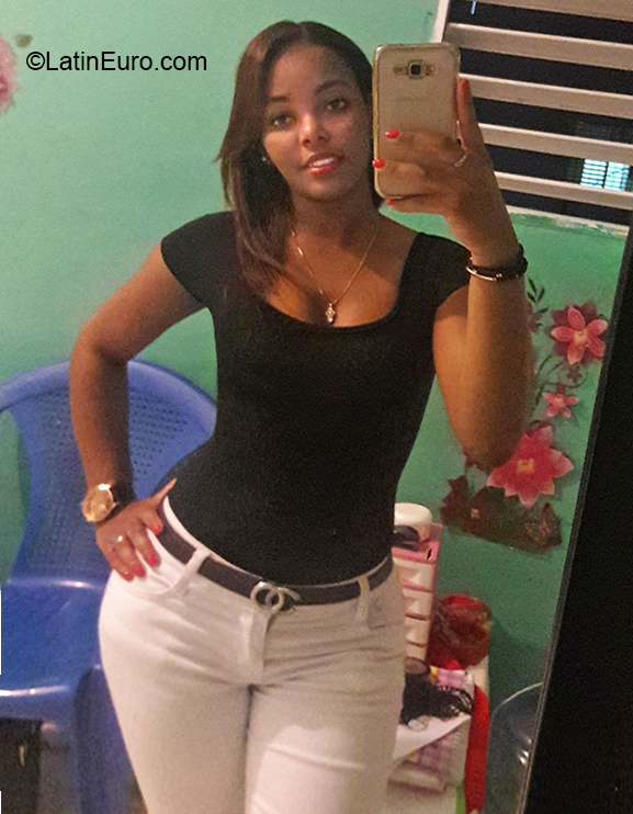 Date this foxy Dominican Republic girl Neidie from Santiago DO32455