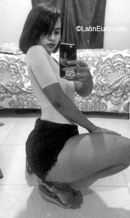 Date this tall Dominican Republic girl Reyna from Santiago DO32496