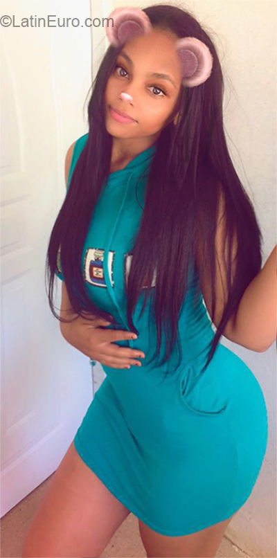 Date this attractive Dominican Republic girl Karla from Santo Domingo DO32533