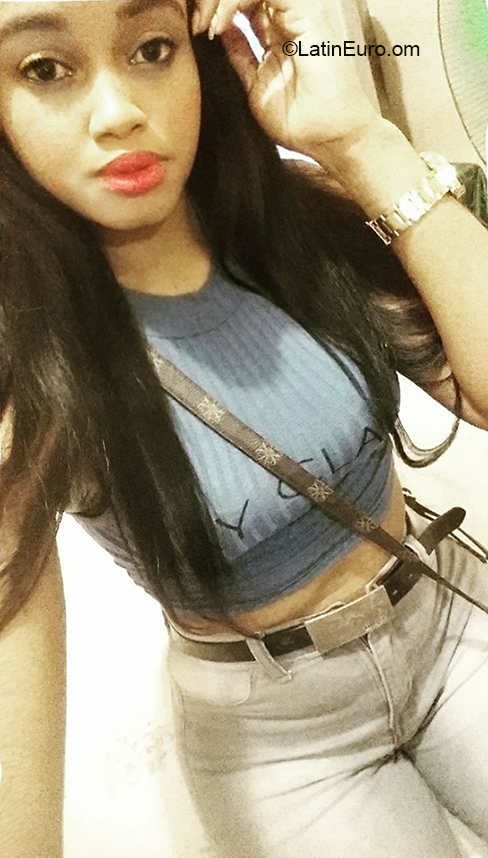 Date this sultry Dominican Republic girl Nalle from Santo Domingo DO37942