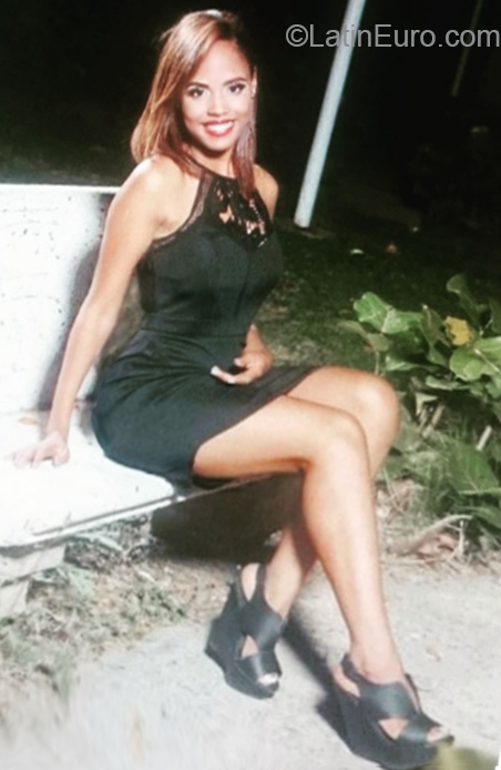 Date this happy Dominican Republic girl Elizabeth from Santiago DO32671