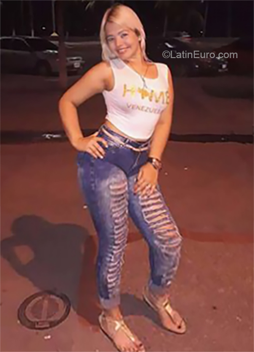 Date this nice looking Venezuela girl Ivana from Cabimas VE1720