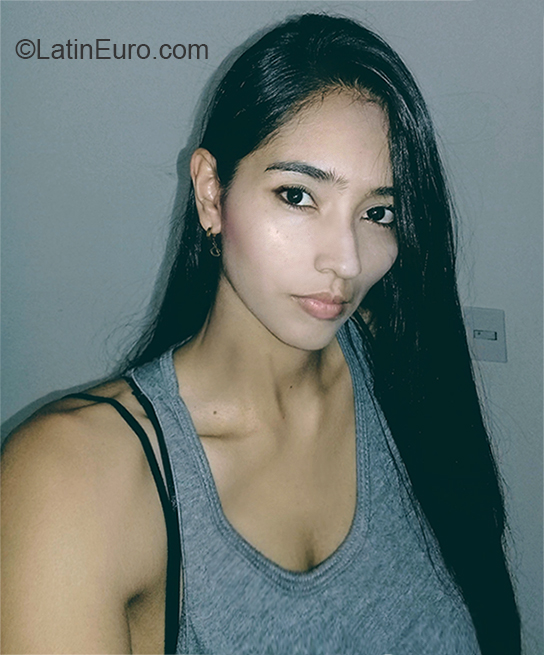Date this good-looking Colombia girl Fernanda from Medellin CO24036