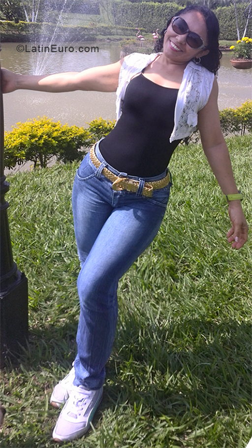 Date this sensual Colombia girl Cecilia from Valledupar CO24077