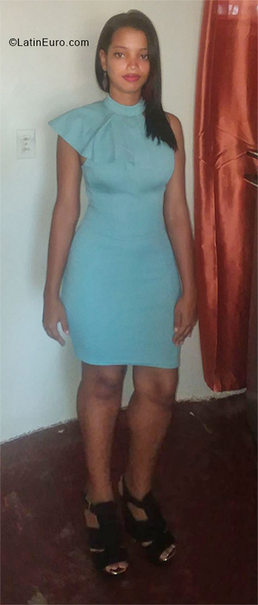 Date this hot Dominican Republic girl Derelis from Santo Domingo DO32852