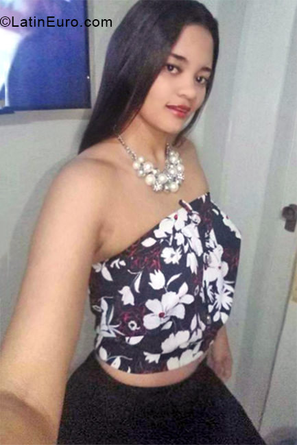 Date this foxy Dominican Republic girl Minoska from Santo Domingo DO32875