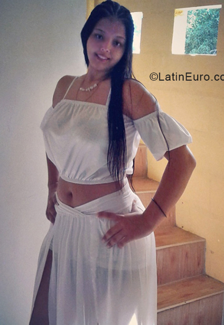 Date this nice looking Colombia girl Val from Cali CO24233