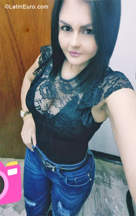 Date this nice looking Venezuela girl Nubia from Caracas VE1823