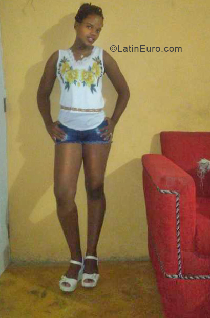 Date this nice looking Dominican Republic girl Yoleny from Santo Domingo DO33047