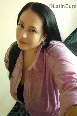 Date this attractive Colombia girl Zalma from Cali CO24373