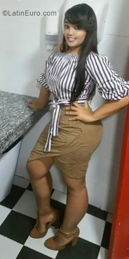 Date this voluptuous Dominican Republic girl Luz from Santo Domingo DO33190