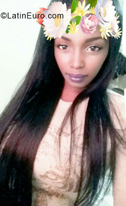 Date this happy Dominican Republic girl Esther from Santo Domingo DO33297