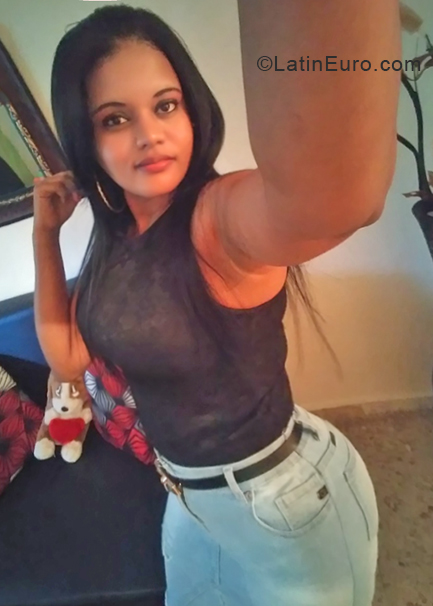 Date this foxy Dominican Republic girl Yokasta from Santo Dominho DO33304