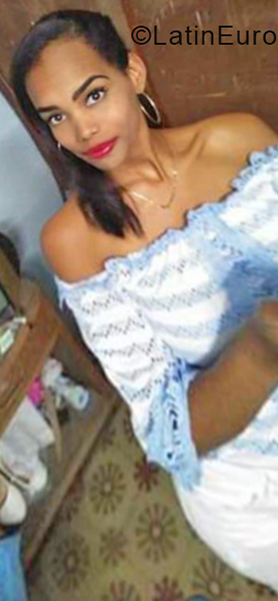 Date this voluptuous Cuba girl Adianez from Cienfuegos CU423