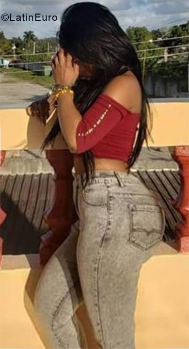 Date this good-looking Cuba girl Taimara from Havana CU428