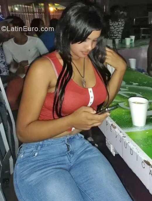 Date this stunning Dominican Republic girl Yesenia from Santiago DO33495