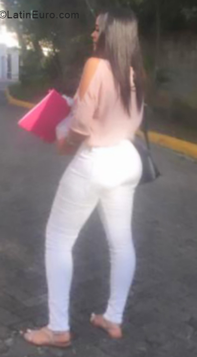 Date this tall Dominican Republic girl Mell from Santo Domingo DO33507