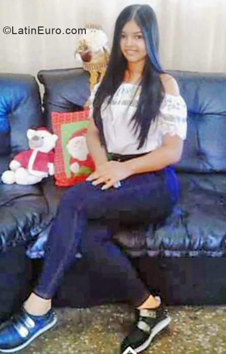 Date this cute Venezuela girl Natalia from Puerto Ordaz VE2011