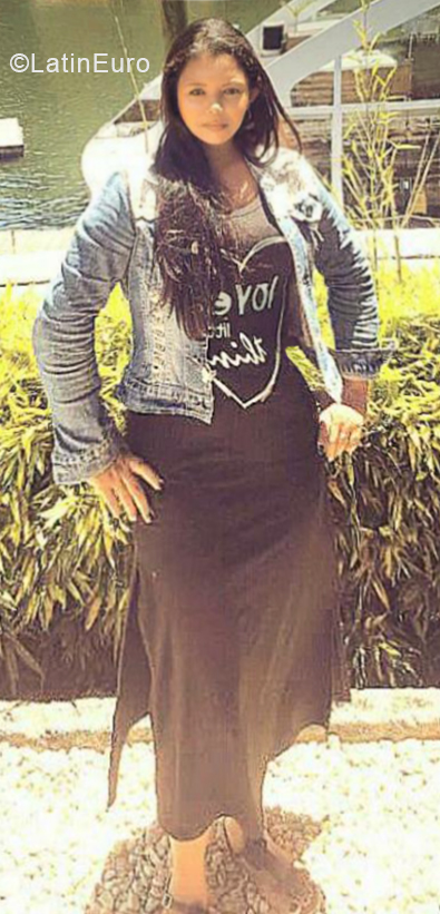 Date this voluptuous Colombia girl Yoli from Cartagena CO24641