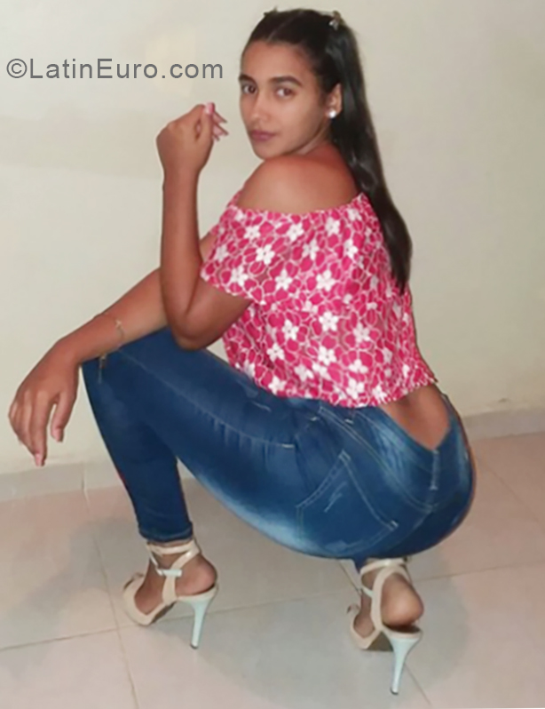 Date this stunning Dominican Republic girl Ricermi from Santo Domingo DO33561