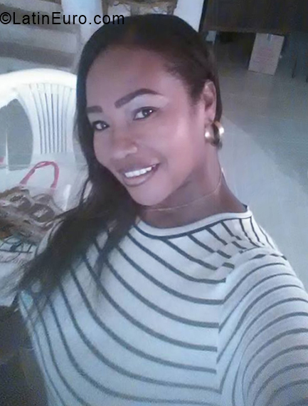 Date this nice looking Colombia girl Maria from Tumaco CO24653