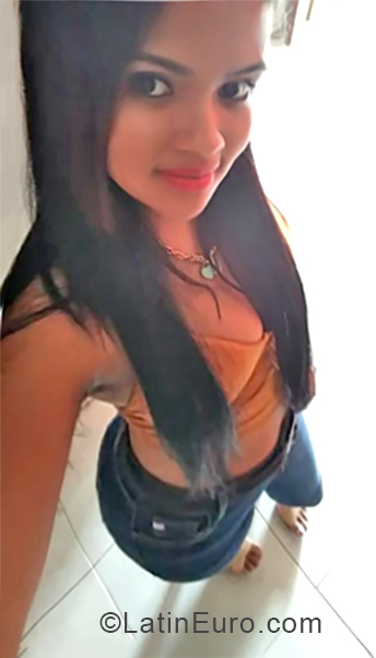 Date this nice looking Dominican Republic girl Estefany from Santiago DO33576