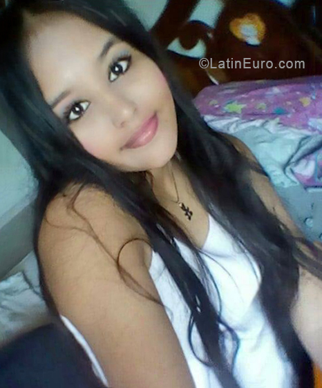 Date this attractive Venezuela girl Aria from caracas VE2035