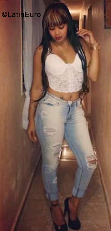 Date this athletic Dominican Republic girl Emely from Santo Domingo DO33594