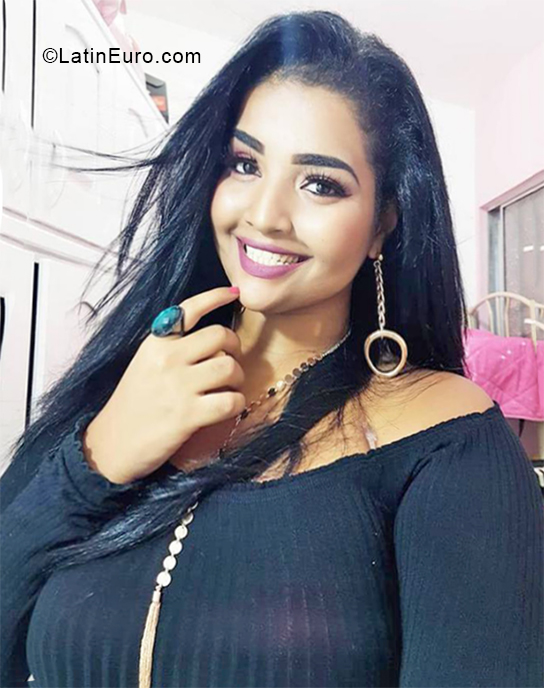 Date this attractive Brazil girl Cibele from Recife BR10740