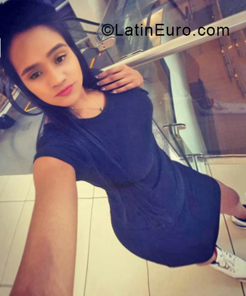 Date this gorgeous Dominican Republic girl Yinniska from Santo Domingo DO33661