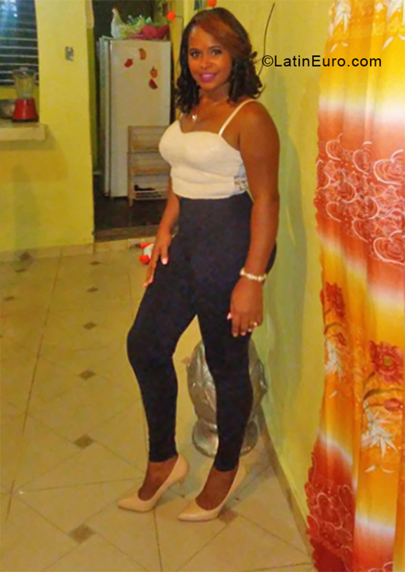 Date this hot Dominican Republic girl Joheli from Santo Domingo DO33675