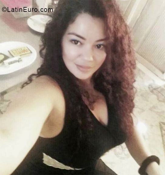 Date this attractive Colombia girl Veronica from Santa Marta CO24831