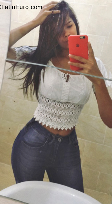 Date this funny Dominican Republic girl Laura from Santo Domingo DO33984