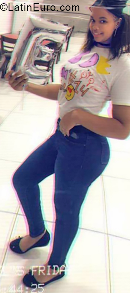 Date this sensual Dominican Republic girl Eilin from Santo Domingo DO33997